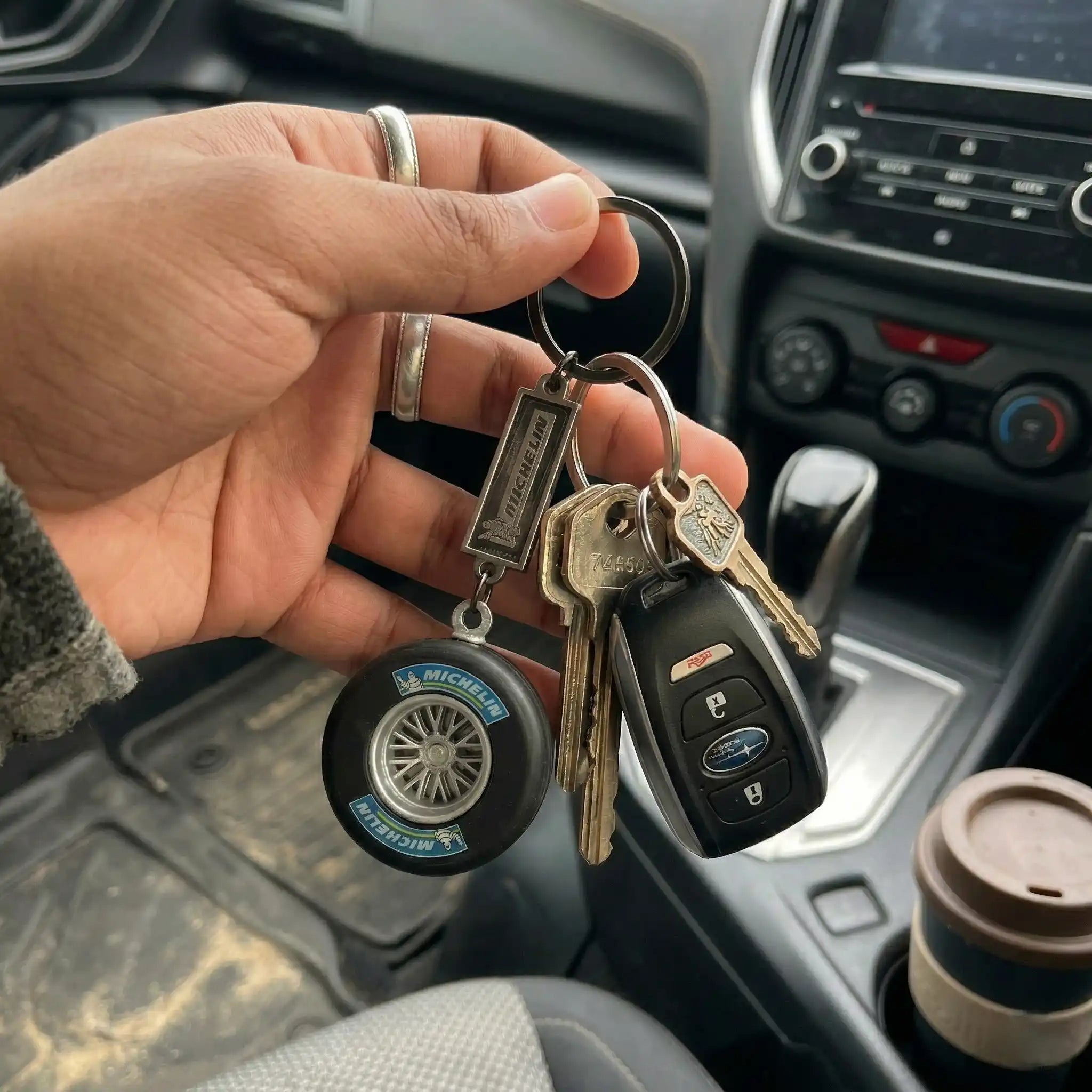 ميدالية مفاتيح للسيارات على شكل إطار كاوتش رياضي بشعار ميشلان
